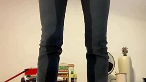 Se molhar minha calça jeans de mijo me deixar com tesão de novo, então ainda vou estar molhando minha calça jens de mijo