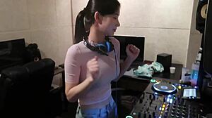 穿着紧身的亚洲美女们表演练习