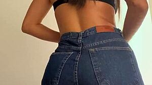 Esposa latina sensual flertando de jeans no shopping