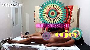 A nova personagem Himeros realiza a cena em uma mesa de massagem e uma cadeira para fazer uma massagem sensual com a mulher casada