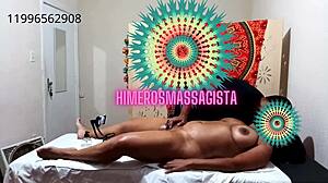 A nova personagem Himeros realiza a cena em uma mesa de massagem e uma cadeira para fazer uma massagem sensual com a mulher casada