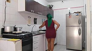 I seduce stepsister while she cleans