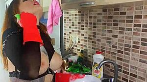 Watch Wrinkled Gloves Fetish Masturbation!