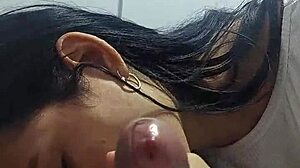 La Amiga De Mi Novia Aprovecha Que Estoy Solo En Casa Y Toca Mi Polla