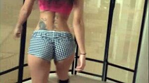 Kara Chase Twerking Flexibly While Rich Kimble Plays with Her Toes 😍