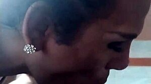 Travesti obediente mamando verga