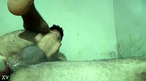 garot�o bissex socando o consolo no cuzinho apertado e gemendo at� gozar gostoso