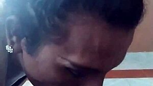 Travesti obediente mamando verga