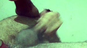 garot�o bissex socando o consolo no cuzinho apertado e gemendo at� gozar gostoso