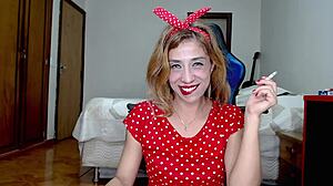 Fumando e mostrando a buceta