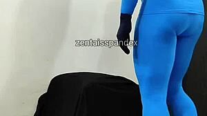 Muž v zentai oblečení s kapucňou dostane lekársku fetiš injekciu