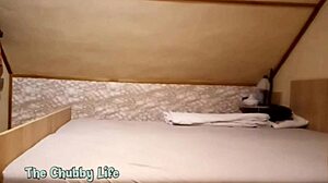 Hotwife presents her pussy