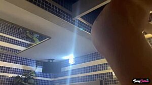 Loira milf gostosa no motel toda ousada com o pau preto gozando em cima dela