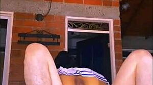 La hermanastra haciendo yoga cuando llega su hermanastro!