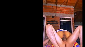 La hermanastra haciendo yoga cuando llega su hermanastro!