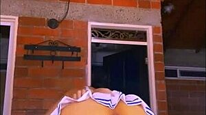 La hermanastra haciendo yoga cuando llega su hermanastro!