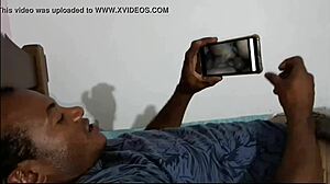 Deitado na cama vendo os v�deos de ester tigresa tocando aquela bronha mas n�o imaginava que ela ia chegar ali no quarto e d� a buceta para ele