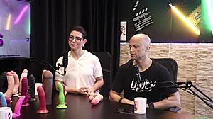 O material dos produtos no geral sao atoxicos mas a alergia depende da pessoa e o tamanho do pau mais vendido e o - eilani quina e victor luciano - upper toys sheer red