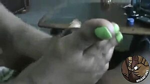 i love gettin footjobs from ebony girls with black toes on my cock