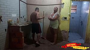 用大屁股付砖瓦工的工钱？