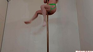Watch this hot blonde bodybuilder perform an incredible pole dance in sexy lingerie