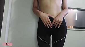 NINI TRIES ON LEGGINGS