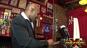 Cunhada pegou a mulher do irmão na festa de despedida de solteira e chamou segurança dotado para participar - alana freitas - alessandra fadyla - capoeira - direção andre garcia - cena completa no red