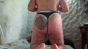 Lucky delivery guy fucks horny mature Colombian with big ass at home 🍆💦