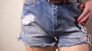 Adolescente brincalhona mostra seu cuzinho apertado em seus shorts jeans