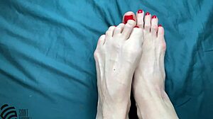 i got a new red pedicure for my footfetish