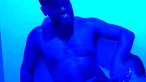 Soldado dando gostoso pro negao na sauna