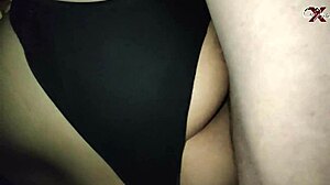 No Se Deja Coger Nada Mas Asi Morena Colegiala Se Echa En La Cama Esperando A Que Le Llene El Culo Con Mi Verga