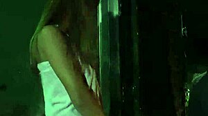 i'm the novinha who received the pizza delivery guy only in a towel, and he gave me a facial cumshot