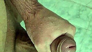 Batendo uma punheta bem gostosa no banho