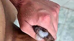 Batendo uma punheta bem gostosa no banho