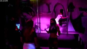 in manhattan bar pera live 1832020, a webcam show unfolds with casual chats and drinks.