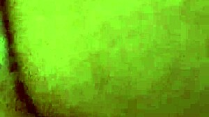 Look how rico I move my ebony ass in jacuzzi ven papi vamos a masturbate