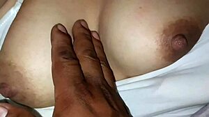 Tetas naturales grandes y firmes en acción intensa