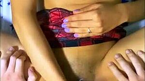 La Amiga Del Vecindario Sedujo Al Chico Pero Fue Observada