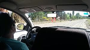 joven desconocida me masturba en mi auto en la calle