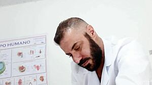 o massagista 1 begins the session