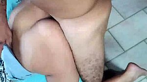 Pasangan Latino amatur panas pengembaraan seksual dengan zakar besar