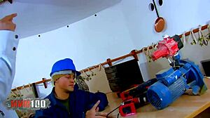 火辣金发熟女被工人双龙入洞