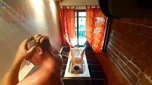 偷窥人妻淋浴剃屄