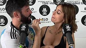 Asi le gusta que le chupen los pezones