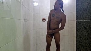 metidinha de baixo do chuveiro com a pretinha tesuda