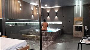 Tava na banheira e rolou aquele sexo selvagem morena n�o aguentou minha rola BIG BLACK COCK