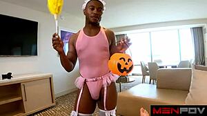 maid’s cleaning skills score a big fat tip! 😜