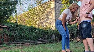 mi vecina me chupa la pija en mi terreno, es una milf con gran culo