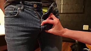 パンツの上からちんちんをもてあそばれ、叩かれながら射精してしまいました！